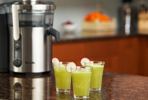 смузі з селери та ананасу в стаканах