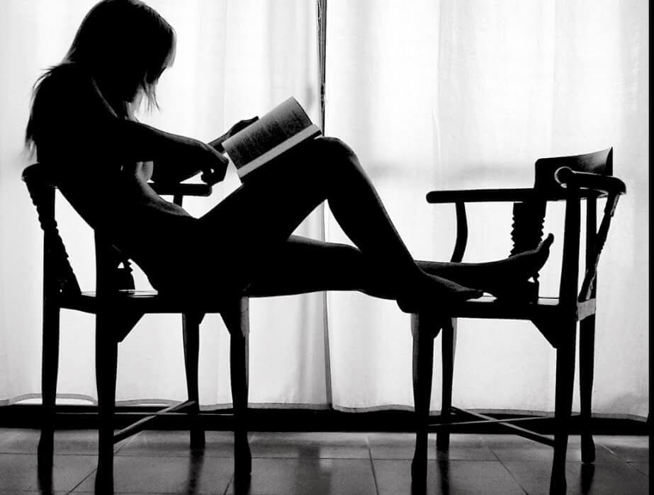 жінка читає у тиші