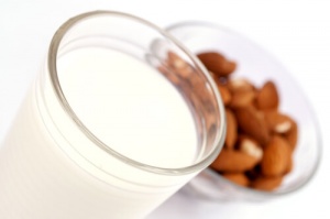 5 найкращих рослинних молочних напоїв