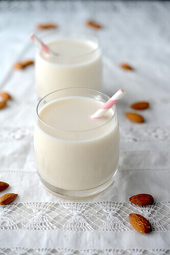 Мигдальне молоко найкраще серед рослинних молочних напоїв
