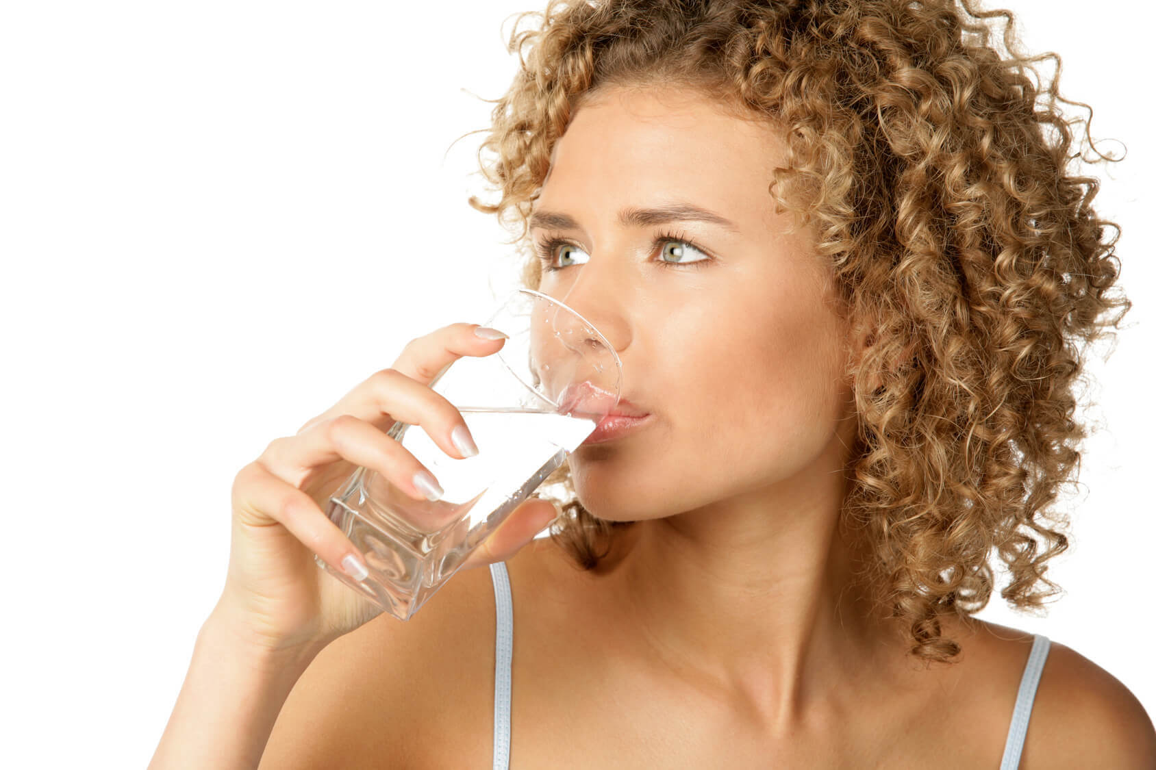 жінка п'є воду