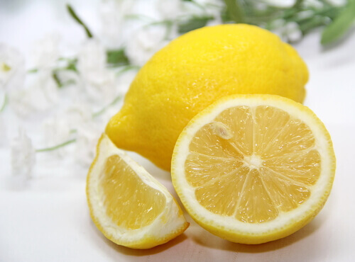 лимон стимулює очищення печінки