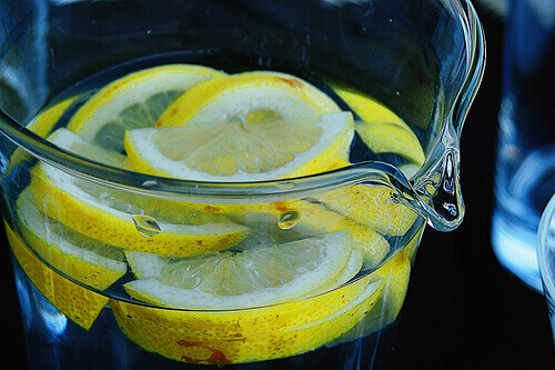 вода з лимоном активізує кишківник