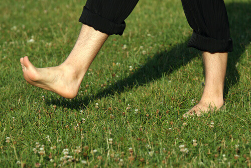 прогулянки босоніж допоможуть усунути біль в стопах