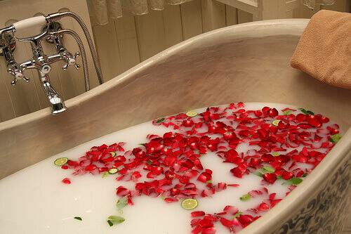 ванна з пелюстками троянди