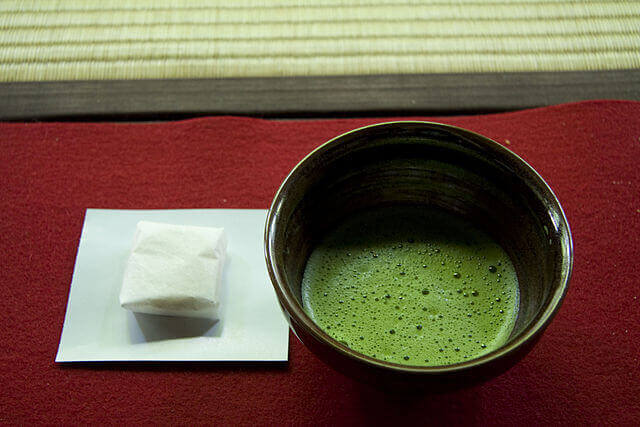 зелений чай у піалці