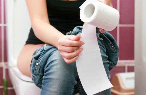 зміна кольру випорожнень свідчить про отруєння печінки