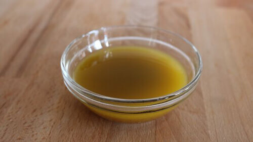 яблучний оцет в тарілці