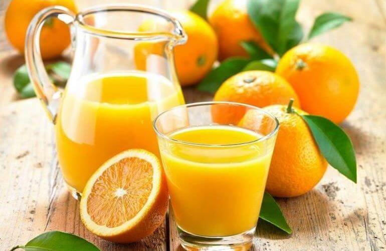 апельсиновий сік містить багато вітаміну С