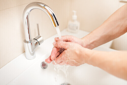 людина миє руки