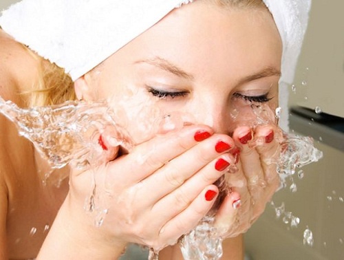 Як правильно вимити обличчя перед сном
