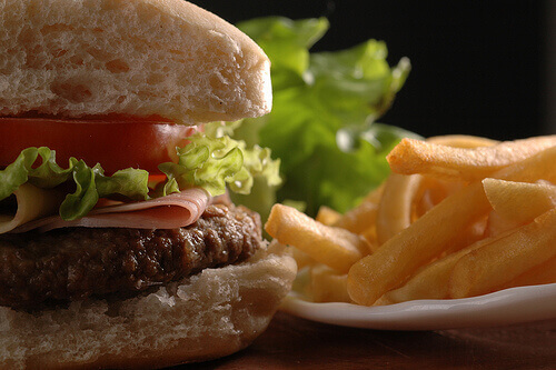 фаст-фуд містить багато жиру та спричиняє ожиріння печінки