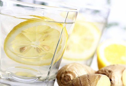 вода з лимоном у склянці