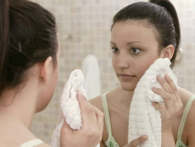 сліди від акне на обличчі