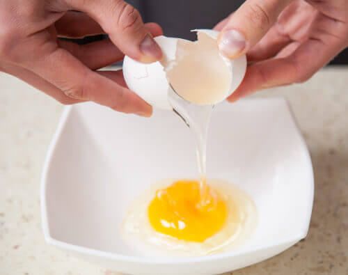 яйце в тарілці