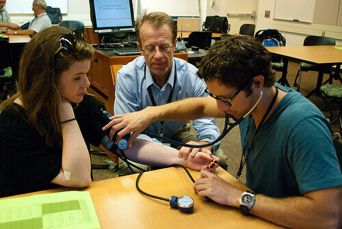 лікар вимірює артеріальний тиск жінці