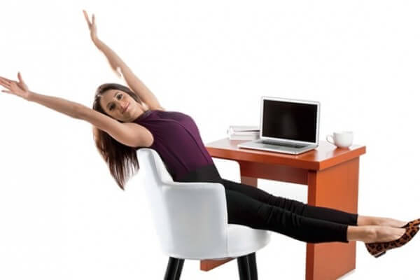 жінка сидить на крісля перед ком'ютером