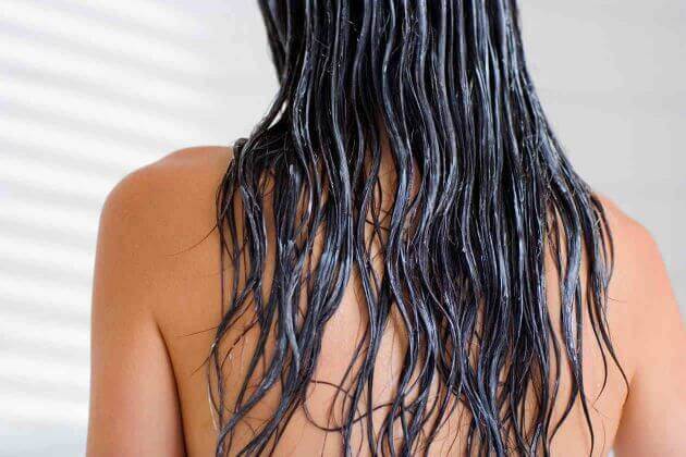 жінка з мокрим чорним волоссям