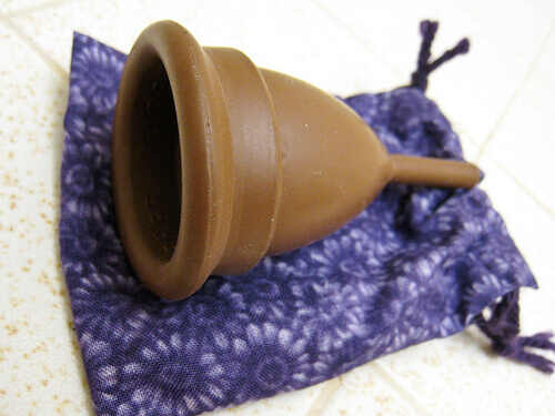 коричнева ментруальна чашка