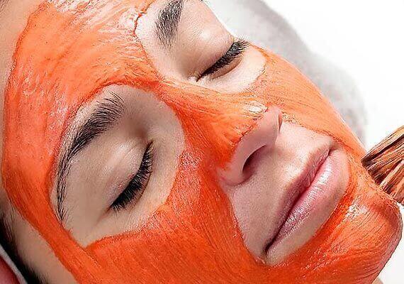 пілінг обличчя за допомогою морквяної маски 