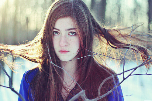 дівчина з прямим волоссям