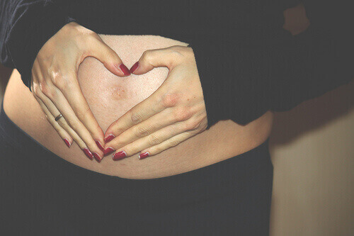 серце на животі вагітної