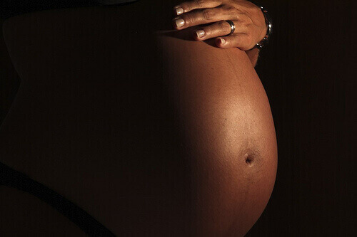 живіт збільшений за рахунок вагітності