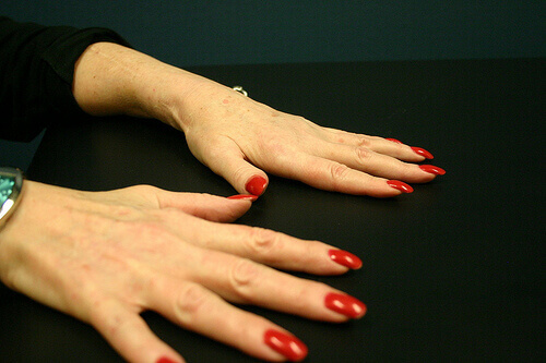 кисті жінки