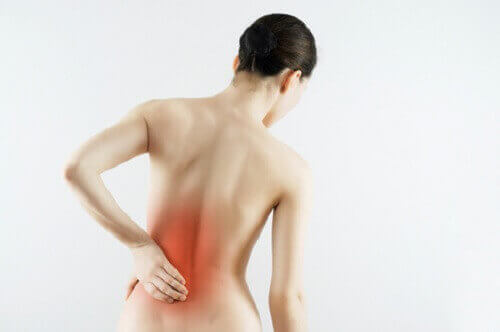 біль в спині - один з симптомів серцевого нападу