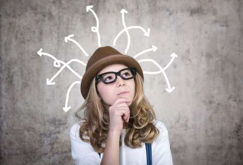 дівчина думає