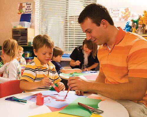 батько малює із сином