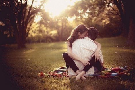 закохана пара на природі