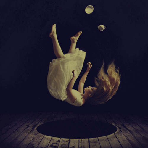 дівчина падає