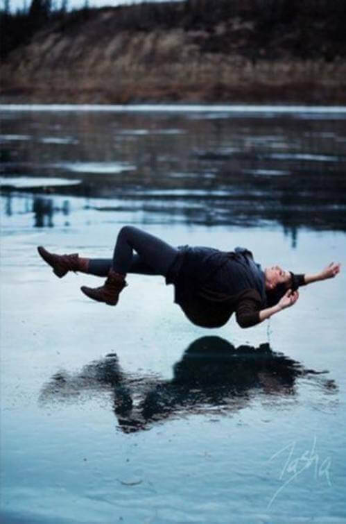 дівчина лежить на воді