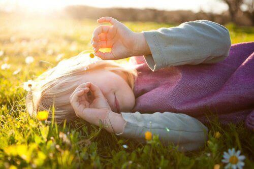 дитина грається на природі