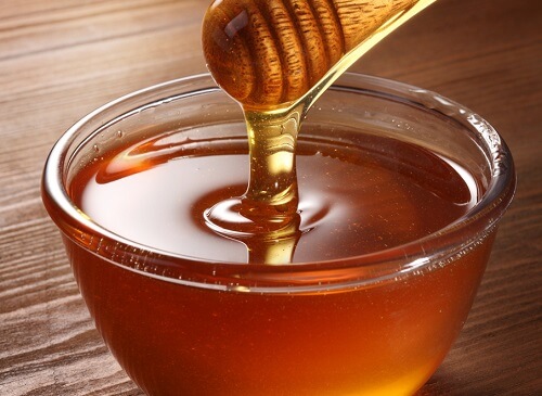 мед у мисці