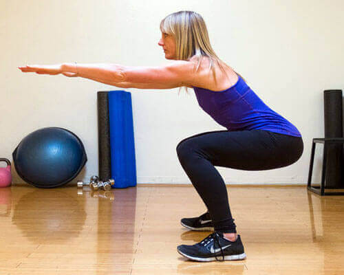 дівчина присідає