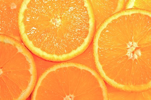 апельсин символізує оранжевий колір