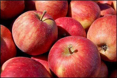 яблука червоного кольору