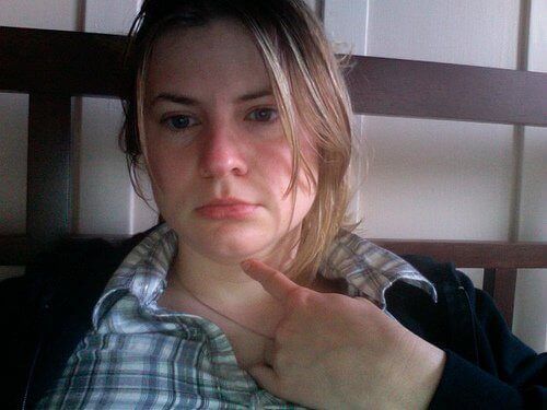 дівчині болить горло