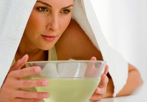 дівчина з рідиною у тарілці