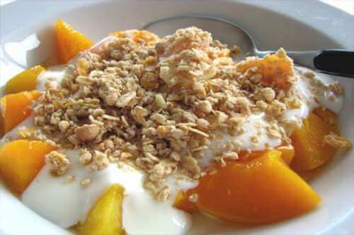 вівсяні пластівці з йогуртом та фруктами