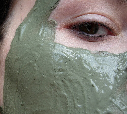 маски від акне з зеленої глини