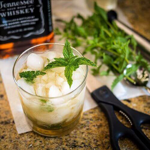 Полоскання горла м'ятою