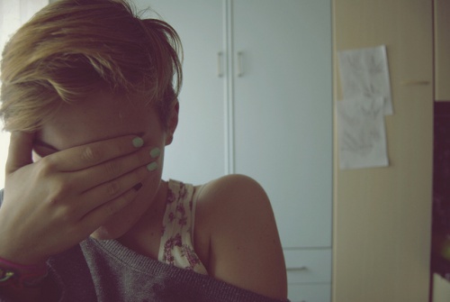 жінка плаче