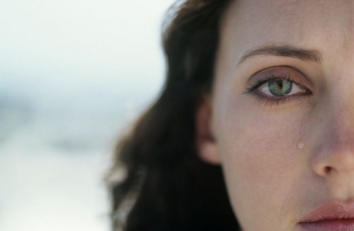 дівчина зі сльзою