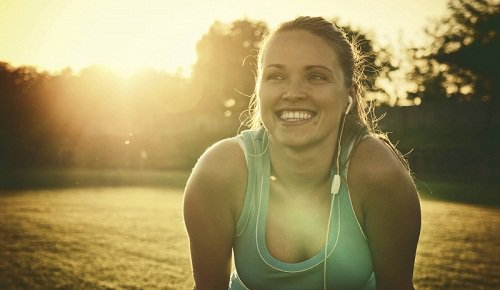 усміхнена жінка