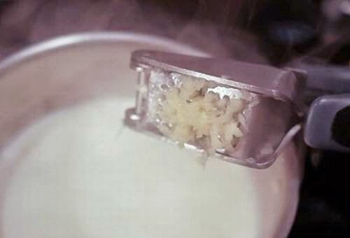 Часникове молоко: чарівний засіб для усунення ішіасу