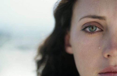 дівчина плаче