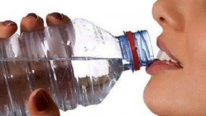 Чи безпечно пити воду з пластикових пляшок?